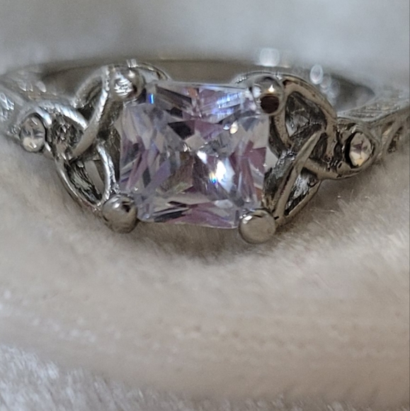 Exquisite Zircon Diamond Engagement Ring - Picture 5 of 8